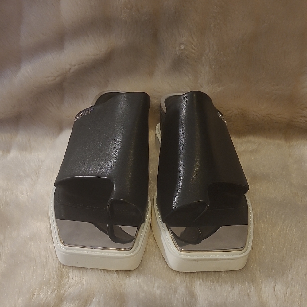 Stylish Black Women's Sandals.  DKNY (DONNA KAREN NEW YORK).  Leather.  Size 9M.